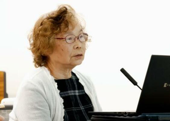沖縄戦犠牲者の名前を読み上げる西山則子さん=19日午後、札幌市