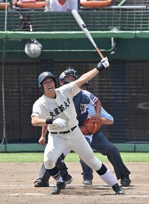 ３回、文星付の小林が２点本塁打を放つ＝県営