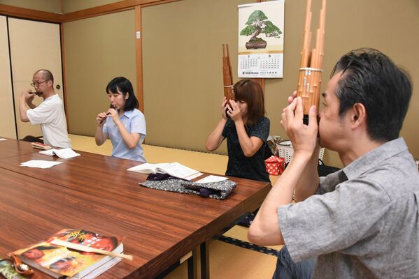 稽古に励む必有隣雅楽会の会員