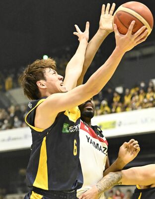 第１クオーター、ブレックスの比江島がレイアップシュート＝日環アリーナ栃木、鈴木久崇撮影