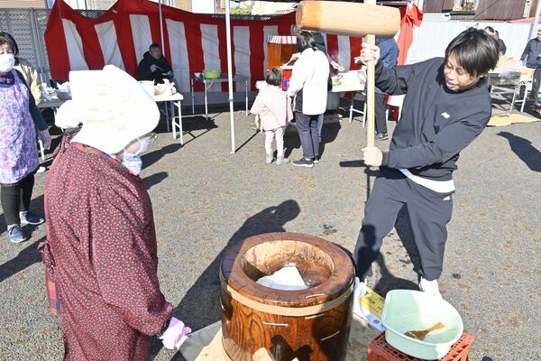 餅をつく地域住民ら