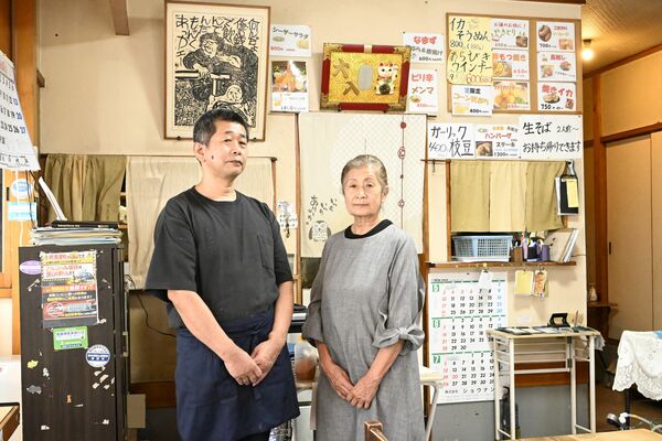 店内に立つ昌紀さん(左)と律子さん
