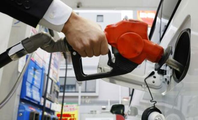 　ガソリンスタンドで給油＝東京都内