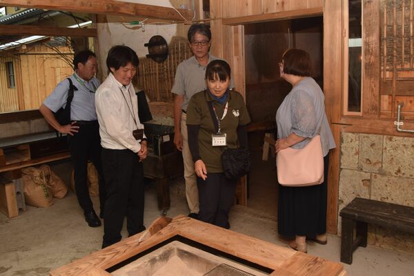 完成した施設を視察する協議会会員ら