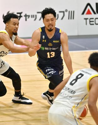 第１クオーター６分、ドリブルで攻め込むブレックスの渡辺＝日環アリーナ栃木