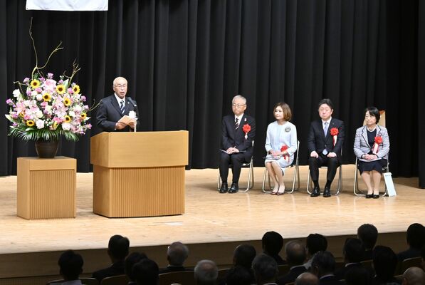 式辞を述べる福島町長