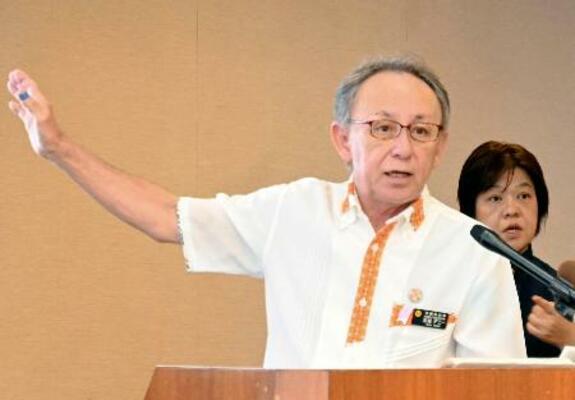 　記者会見する沖縄県の玉城デニー知事＝３０日午前、沖縄県庁