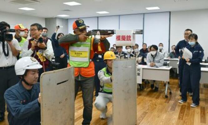 　緊急銃猟制度による捕獲を想定した机上訓練＝２４日午後、和歌山県田辺市役所