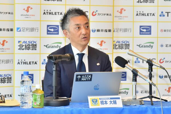 記者会見で2024年度の決算について説明する橋本社長＝カンセキスタジアムとちぎ