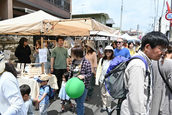 雑貨店が並び、来場客でにぎわう蚤の市通り