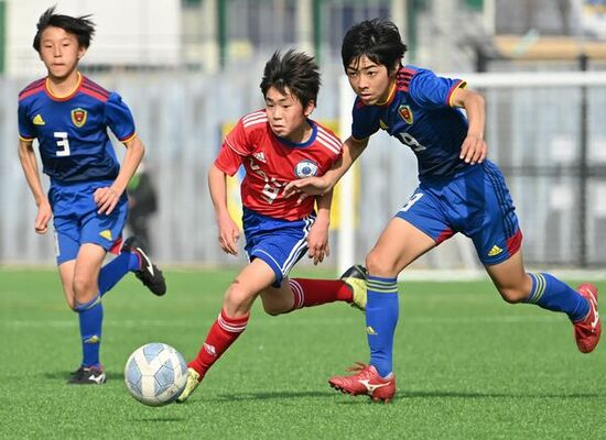 ＦＣＶＡＬＯＮ（下都賀）－ＦＣ　ＳＴＧＨ（宇河）準々決勝　前半16分、ＶＡＬＯＮの青木（中央）がドリブルで仕掛ける＝真岡市総合運動公園運動広場Ｂ＝19日