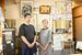 店内に立つ昌紀さん(左)と律子さん