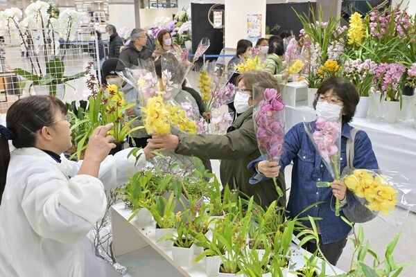 開店と同時に切り花を求める来場者