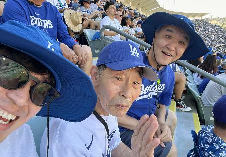 　米ロサンゼルスで野球観戦を楽しむ（左から）関哉直人さん、北三郎さん（仮名）、長瀬修さん＝６月（支援者提供）