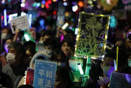 　国会前での集会で「戦争反対」などと書かれたプラカードを掲げる参加者ら＝４月８日