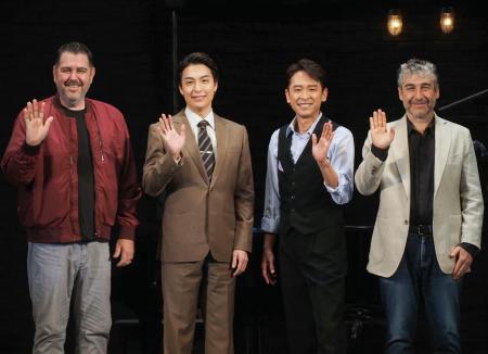 囲み取材に登場した(左から)J・スコット・ラップ、海宝直人、坂本昌行、スコット・シュワルツ=東京都多摩市