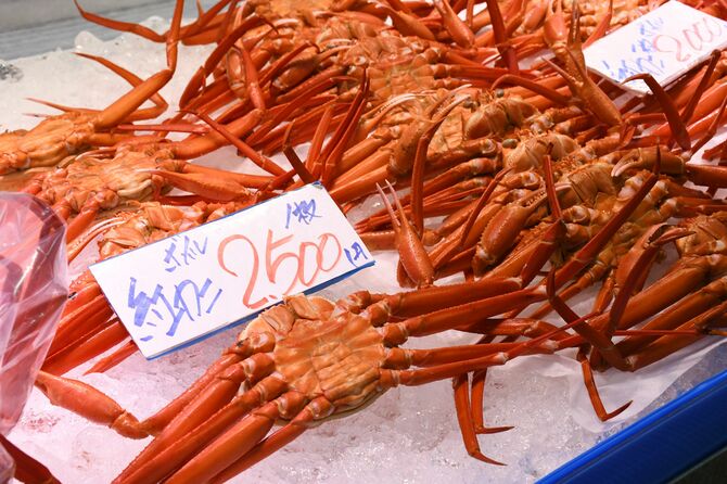 別の店を訪ねても、カニの値札には決まって「枚」とあった。大きさや種類で区別しているという訳でもなさそう