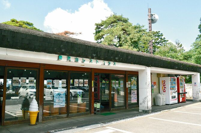 唐沢山神社の広い駐車場にあるレストハウス