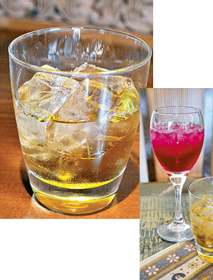 梅ジュース（460円）㊤と、シソ酢ジュース（330円）㊨