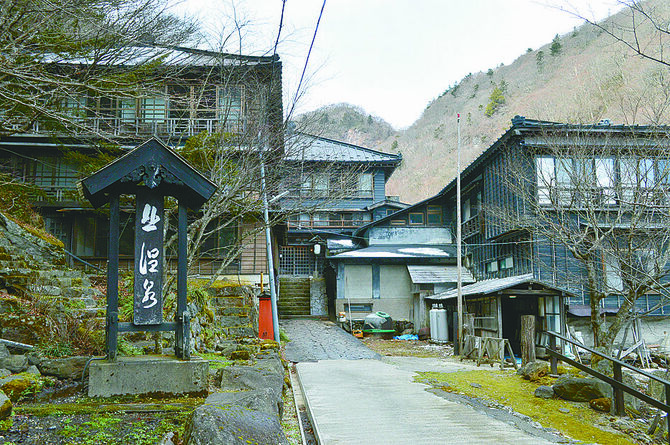 江戸安政時代に建てられた建物を改修し、明治、昭和に増築した温泉宿