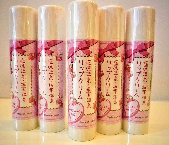 那須塩原市の温泉が主成分のイチゴの香りがするリップクリームです。唇に温泉の潤いをどうぞ！