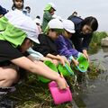 大きく育って帰ってきてね 那珂川 園児ら稚アユ放流
