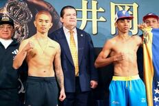 井岡、バンタム級初戦で計量パス