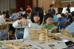 自由な発想でヨシ灯り作り