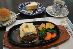 妙月坊たっぷり生湯波を添えたビーフハンバーグ