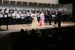 最後の舞台満員 歌声で観衆魅了