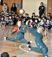 ハンガリー新体操代表と交流　小山の間々田、城東小