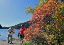 木々色づき始め　奥日光の湯ノ湖