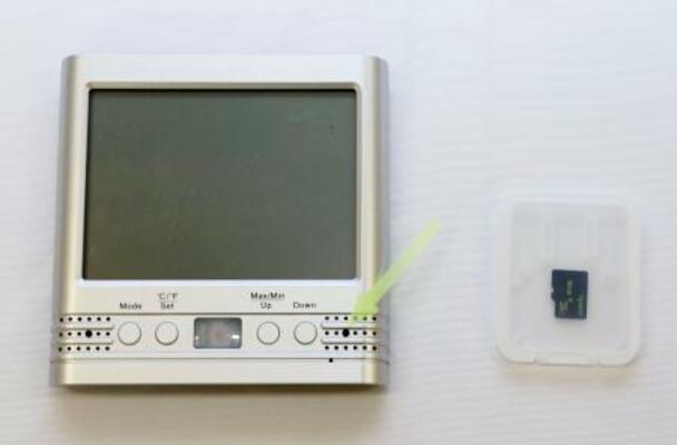 　盗撮に使用されたとみられる時計型カメラ（左）と動画が保存されていたマイクロＳＤカード＝１６日午前、愛知県警本部