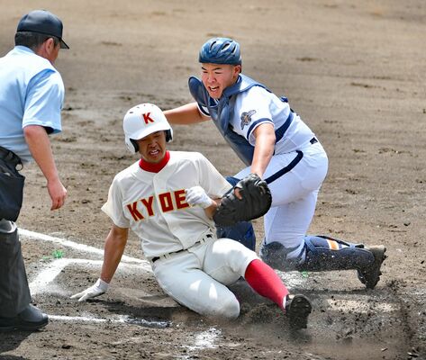 １回、栃工・渡辺捕手が春日部共栄の三走・平尾を本塁でタッチアウト＝埼玉県営大宮公園野球場