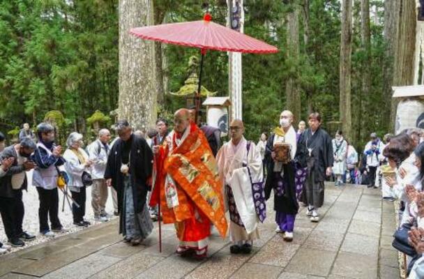 　金剛峯寺で営まれた「旧正御影供」で、奥之院の灯籠堂に向かう藤田光寛・寺務検校執行法印（中央左から２人目）ら＝７日午前、和歌山県高野町