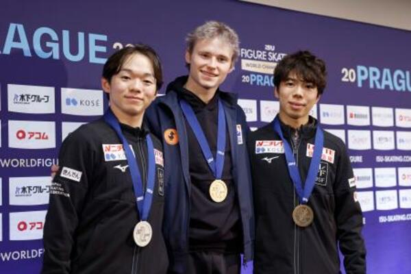 メダリスト記者会見で撮影に応じる(左から)2位の鍵山優真、優勝のイリア・マリニン、3位の佐藤駿=プラハ(共同)