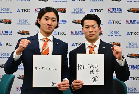 入団会見で目標を色紙に記したバックスの阿部（左）と宮田＝県庁