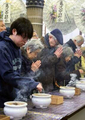 　東京大空襲の犠牲者らをまつる東京都慰霊堂で営まれた法要で焼香をする一般の参列者ら＝１０日午前、東京都墨田区（代表撮影）