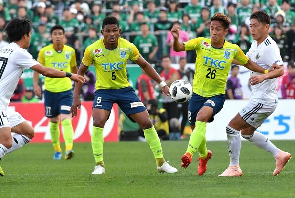 後半17分、栃木ＳＣのＭＦ・多田（右から２人目）らが球際で競り合う＝県グリーンスタジアム