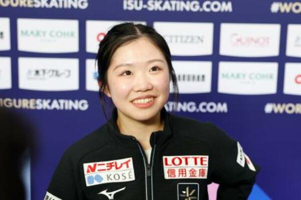 　公式練習を終え、取材に応じる中井亜美＝プラハ（共同）