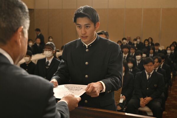 県高校スポーツ優秀選手賞の表彰状を受け取る若菜さん＝14日午前、宇都宮市