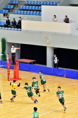 バレーボール競技をご覧になる秋篠宮家の次女佳子さま＝30日午後１時35分、宇都宮市清原体育館（代表撮影）