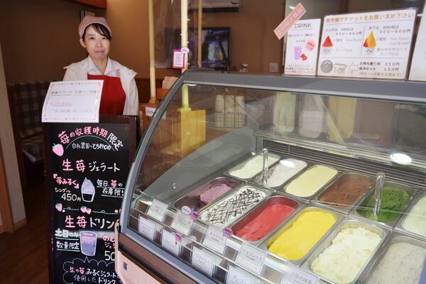 店のカウンター前に立つ相田さん