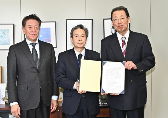 中村教育長（中央）に要望書を提出する関根会長（右）