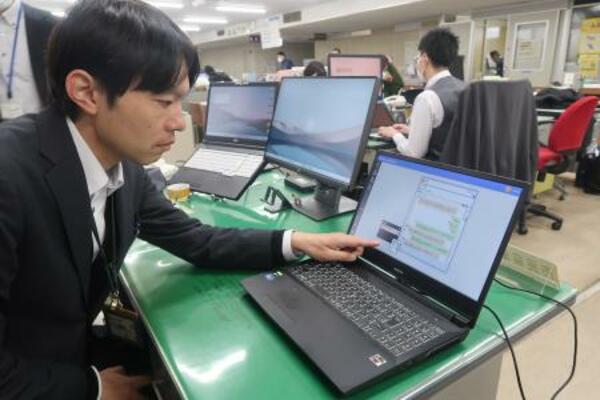 　ＡＩを活用したカスハラ対策のデモンストレーションで、不適切な発言をパソコンで確認する茨城県取手市の職員＝２０２５年１１月、取手市役所