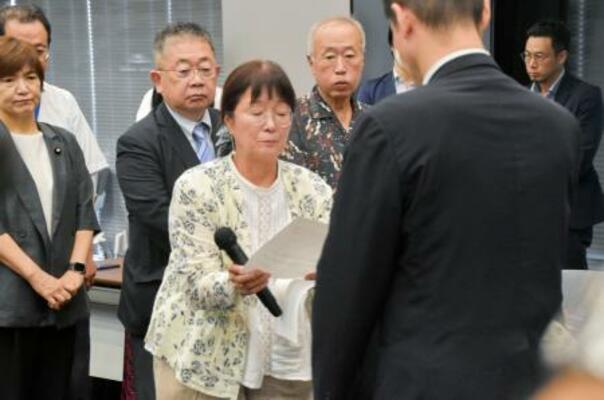 　要請書を手渡す「長生炭鉱の水非常を歴史に刻む会」の井上洋子共同代表（中央）＝９日午後、東京・永田町の参院議員会館