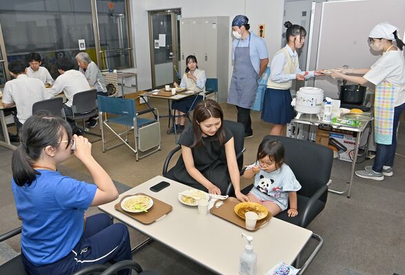 間口を広げ対象を「誰でも」としている子ども食堂「ほうぷけん」。３回目は高校生や民生委員らが訪れた＝14日夜、宇都宮市曲師町