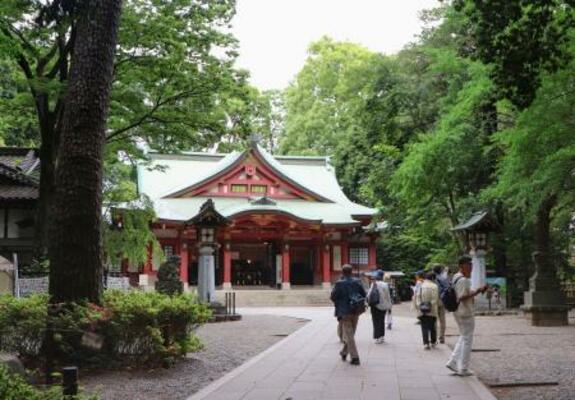 　木立の緑に朱色の本殿が映える世田谷八幡宮＝東京都世田谷区