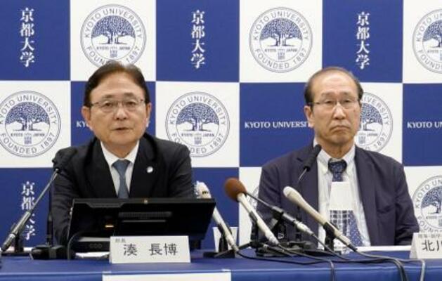 記者会見する京都大の湊長博学長(左)=3日午後、京都市