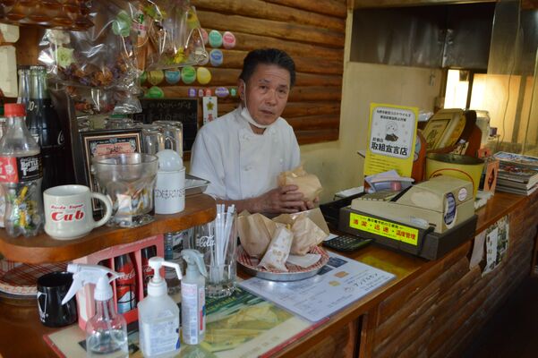 店を１人で切り盛りする栃木さん